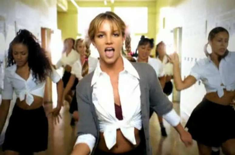 Cena do videoclipe '...Baby One More Time', de Britney Spears