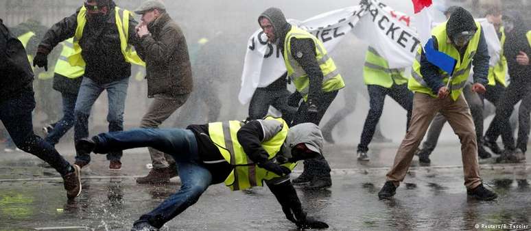 Coletes amarelos se tornaram símbolo dos recentes protestos contra o governo