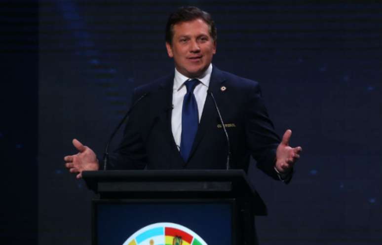 Alejandro Domínguez, presidente da Conmebol, confirmou o duelo (Foto: CLAUDIO REYES / AFP)