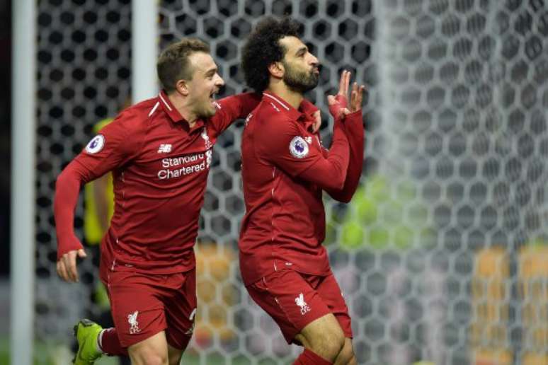 Shaqiri corre para abraçar Salah, autor do primeiro gol da partida (Foto: Olly Greenwood / AFP)