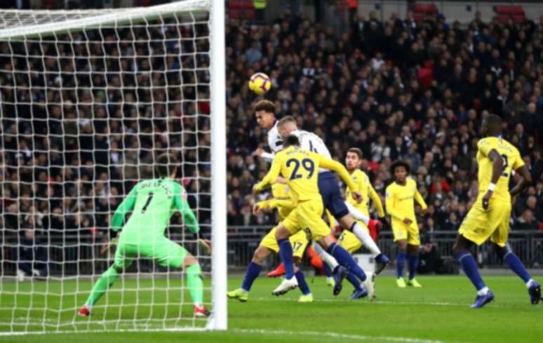 O momento da cabeçada de Dele Alli, que resultou no primeiro gol do Tottenham