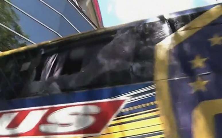 Vidros do ônibus do Boca Juniors foram quebrados (Foto: Reprodução)