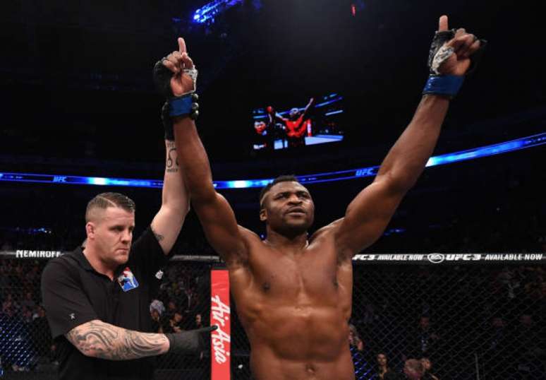 Ngannou, além da vitória, embolsou US$ 50 mil de premiação por seu nocaute na China (Foto: Getty Images/UFC)