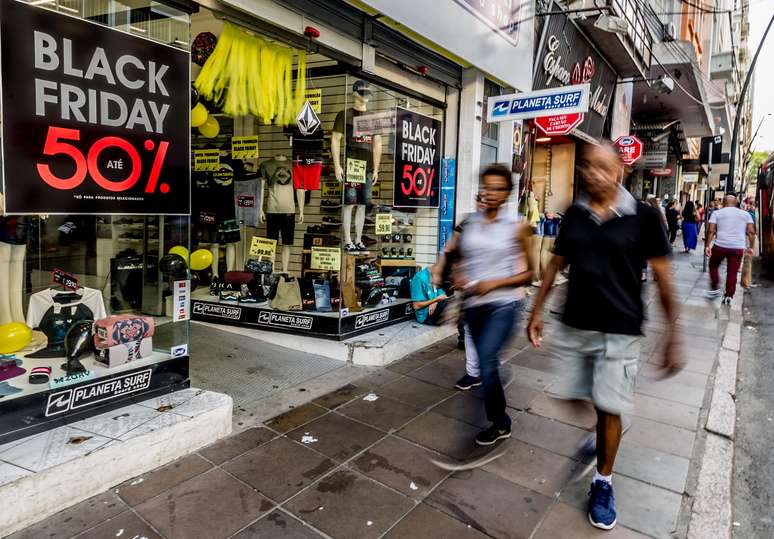 Movimentação de Black Friday no centro de Porto Alegre