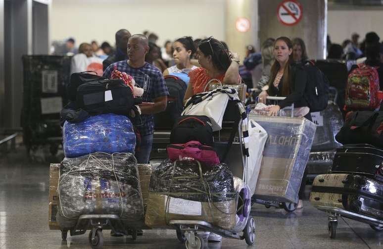 Médicos cubanos deixam o aeroporto de Brasília