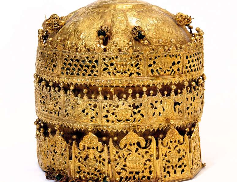 Esta coroa é admirada pela riqueza de detalhes e as imagens religiosas esculpidas nas laterais