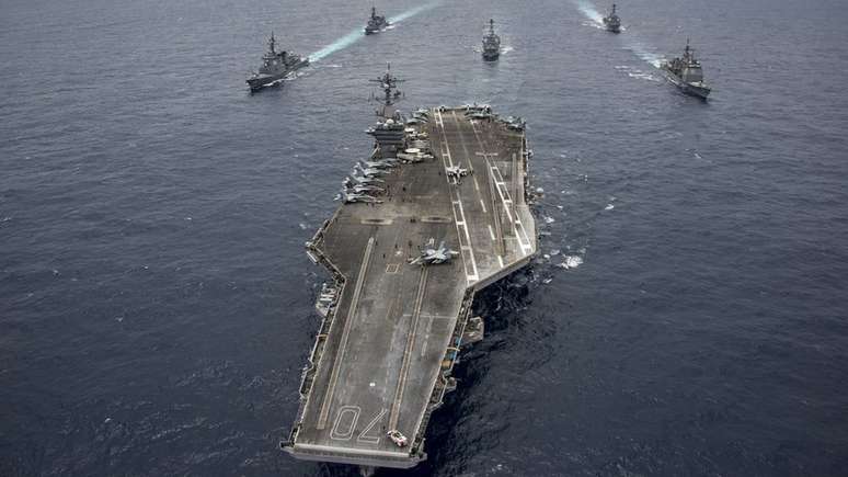 O porta-avi&otilde;es americano USS Carl Vinson; os avan&ccedil;os da China e R&uacute;ssia imp&otilde;em novos desafios para os EUA