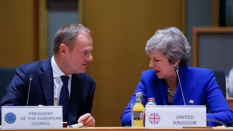 Theresa May agora terá que convencer o próprio parlamento a aprovar o acordo que ela assinou com líderes europeus. Há resistência por diferentes motivos entre parlamentares conservadores e trabalhistas