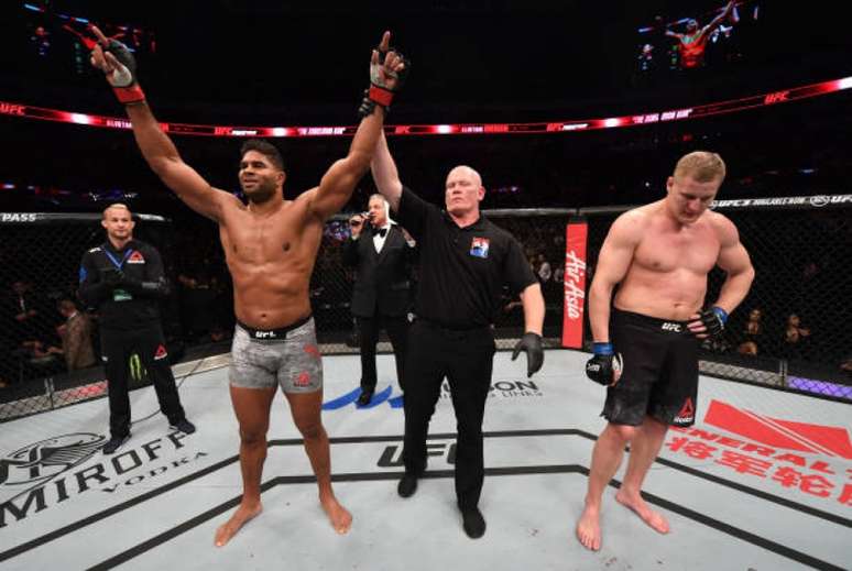 Overeem voltou a vencer com nocaute e encerrou sequência de derrotas no Ultimate (Foto: Getty Images/UFC)