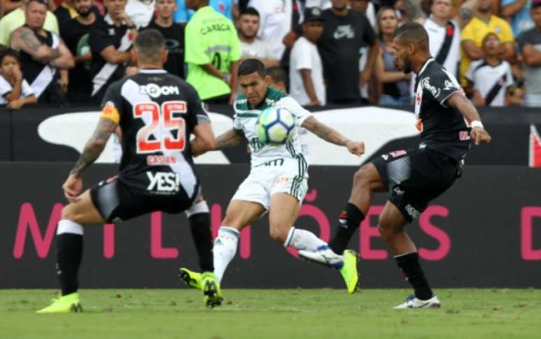 Dudu iniciou a jogada do gol do Palmeiras sobre o Vasco, neste domingo (Foto: Paulo Sergio/Agencia F8)
