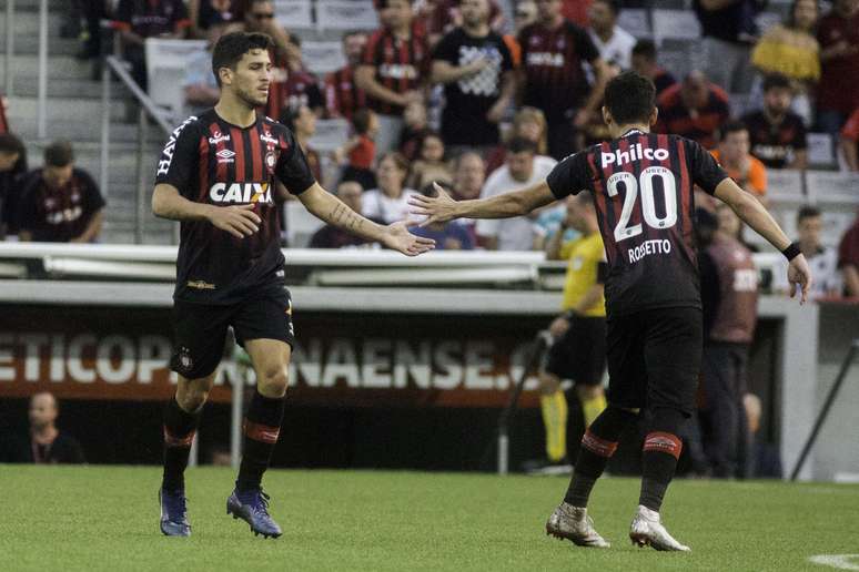 Marcinho comemora gol do Atlético-PR