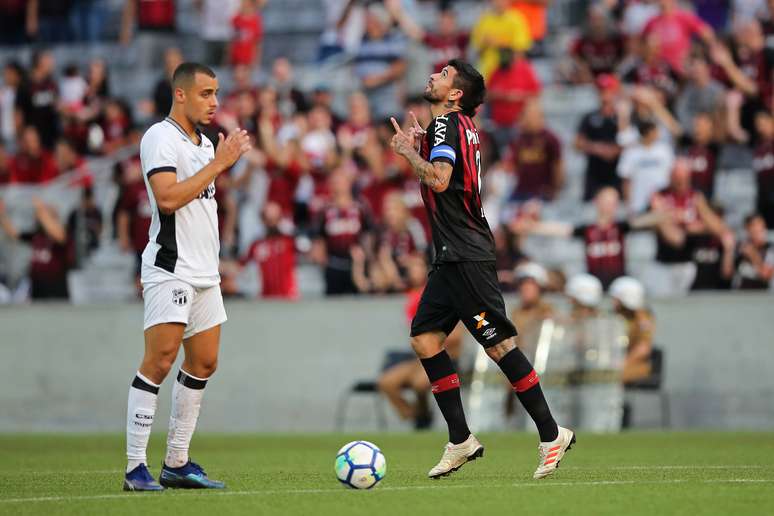 Lucho Gonz&aacute;lez comemora gol do Atl&eacute;tico-PR