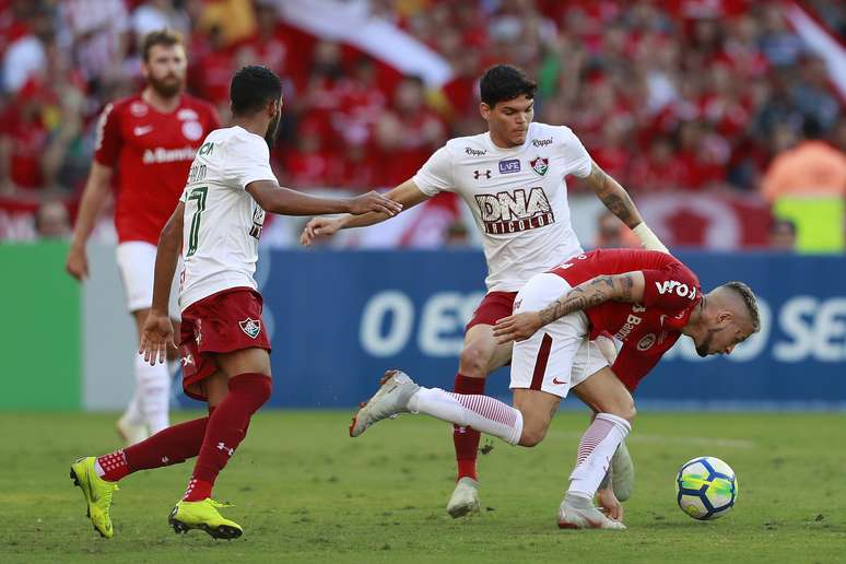 Nico López disputa a bola com Ayrton Lucas