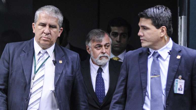 Delação do ex-diretor da Petrobras Paulo Roberto Costa (centro) foi usada em denúncias contra diversos políticos