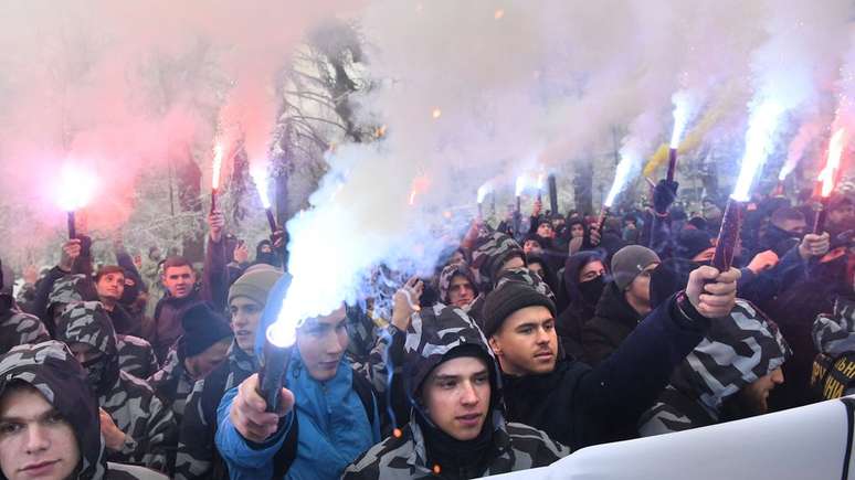 Ativistas de extrema-direita na Ucrânia pedem por lei marcial