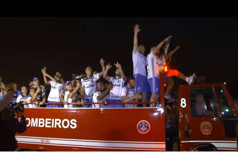 Jogadores do Palmeiras deixaram o aeroporto em caminhão do Corpo de Bombeiros.