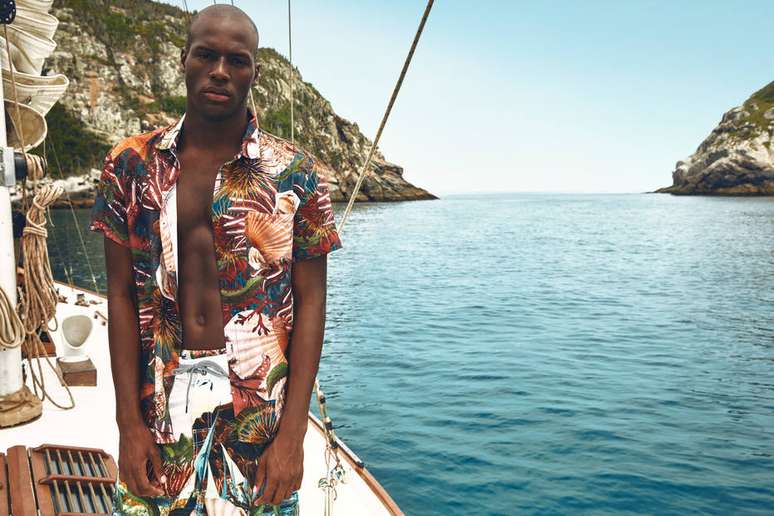 Um dos looks masculinos da linha da &Aacute;gua de Coco para a cole&ccedil;&atilde;o 5 Mares