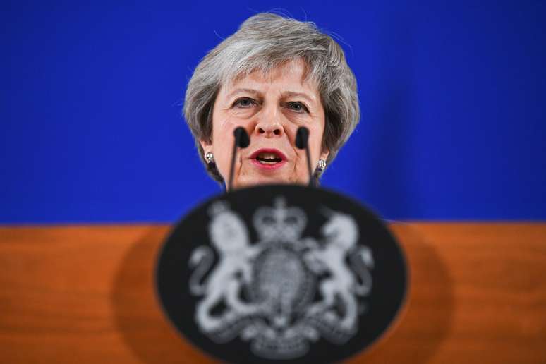A primeira-ministra da Grã-Bretanha, Theresa May, em entrevista coletiva após cúpula extraordinária de líderes da UE para finalizar e formalizar o acordo Brexit em Bruxelas, na Bélgica.
