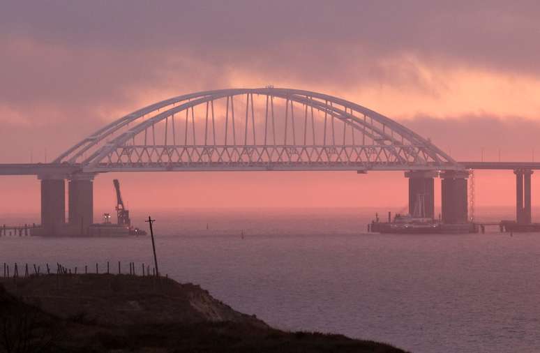 A general view shows a road-and-rail bridge, which is constructed to connect the Russian mainland with the Crimean peninsula, at sunrise in the Kerch Strait, Crimea November 26, 2018. REUTERS/Pavel Rebrov - RC1C9CFF8770