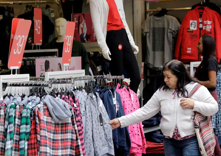 Consumidora em loja de roupas em São Paulo 08/06/2018 REUTERS/Paulo Whitaker