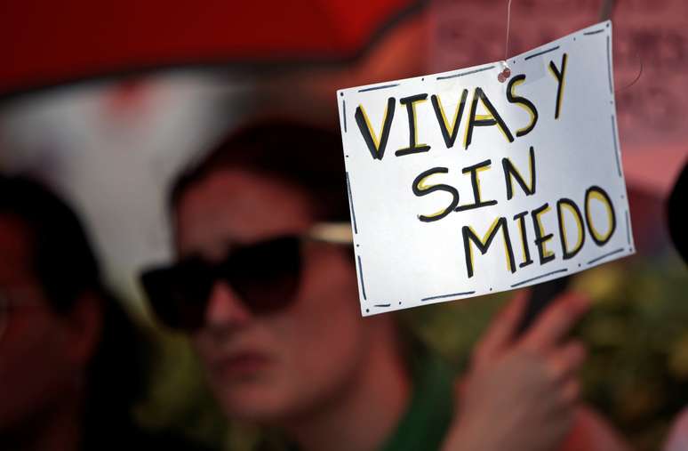 Mulher segura placa que diz "viva e sem medo" durante protesto contra a viol&ecirc;ncia contra mulheres em San Jos&eacute;, na Costa Rica
23/11/2018
REUTERS/Juan Carlos Ulate 