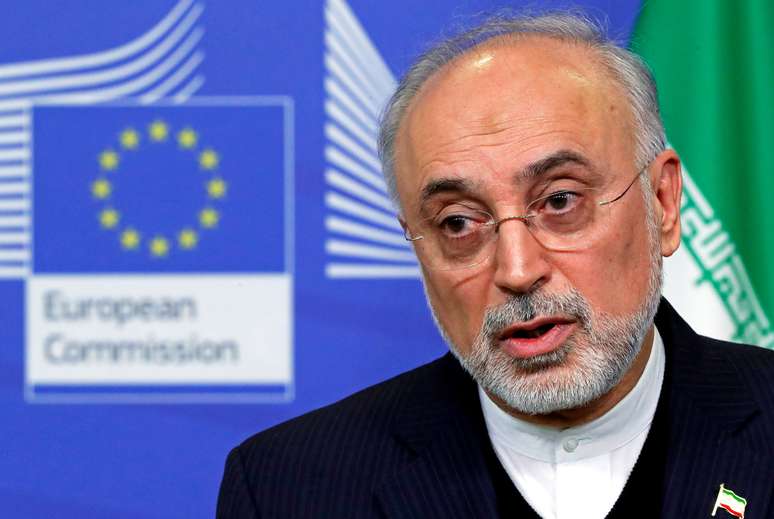 O chefe do programa nuclear iraniano, Ali Akbar Salehi, durante entrevista coletiva em Bruxelas