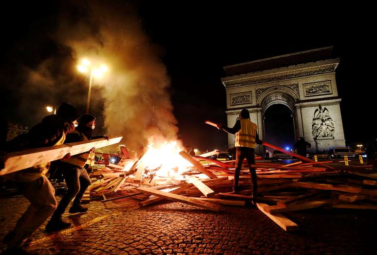 Manifestantes protestam contra aumento do preço do diesel no Champs-Élysèes, em Paris 24/11/2018 REUTERS/Benoit Tessier