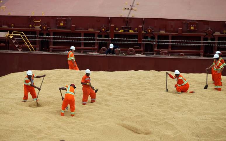 Funcionários trabalham em navio de carga chinês carregado com soja no Porto de Santos, Brasil
132/03/2017
REUTERS/Paulo Whitaker