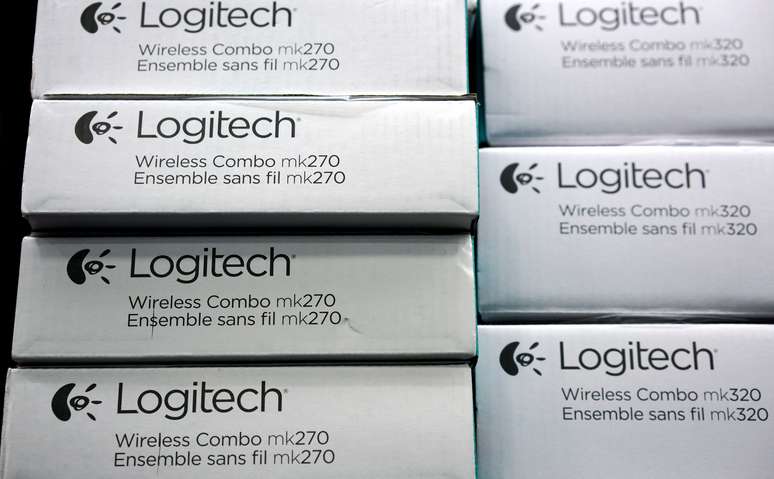 Logo da Logitech em pacote de teclados para computador 
15/01/2016
REUTERS/Rick Wilking