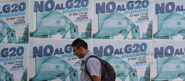 "Não ao G20": cartazes de protesto nas ruas de Buenos Aires