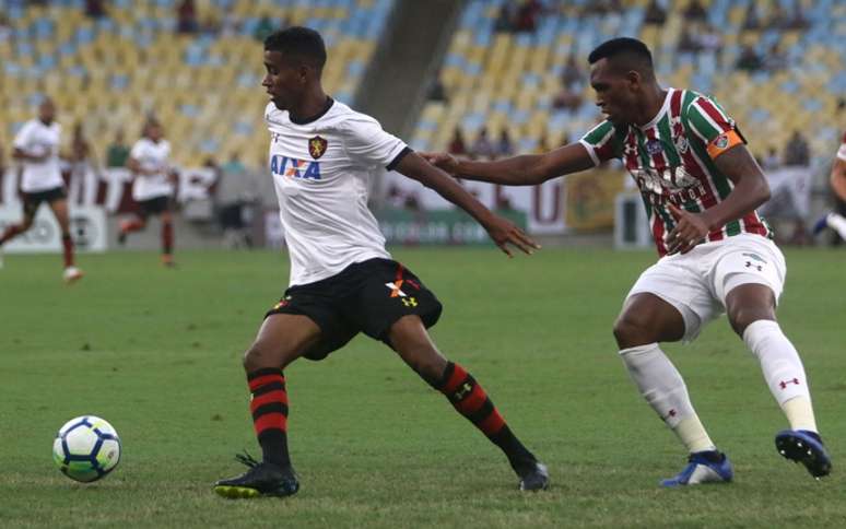 Digão, à direita, está no fluminense, mas terá de reapresentar no Cruzeiro com mais 17 jogadores emprestados- Reginaldo Pimenta / Raw Image