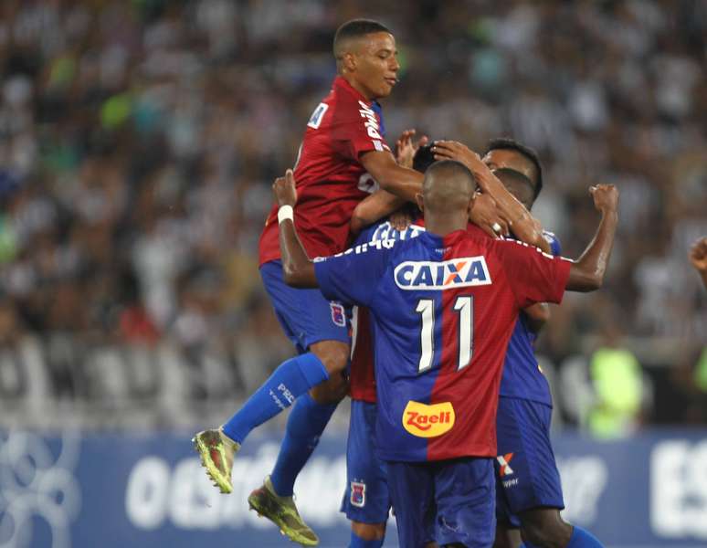  Comemora&ccedil;&atilde;o do gol de Alex Santana, do Paran&aacute; Clube, em partida contra o Botafogo