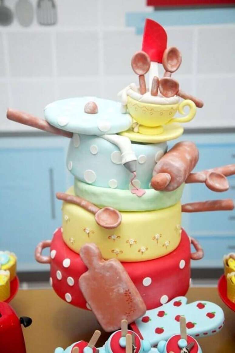 16. Que tal fazer um bolo de chá de cozinha bem criativo e divertido? – Foto: Pinterest