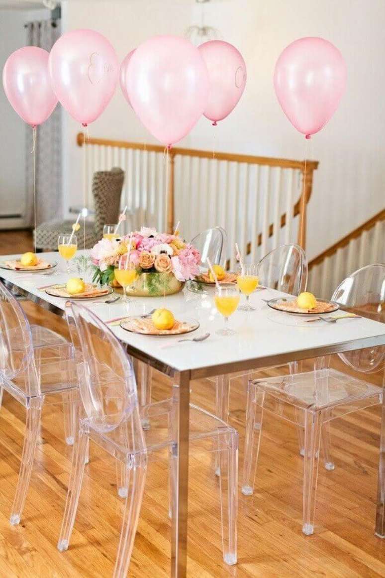 24. Decoração clean com balões cor de rosa para chá de cozinha simples – Foto: The Holk
