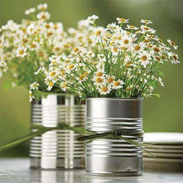 34. Latas de alumínio também podem ser usadas como vasinhos na decoração de chá de cozinha