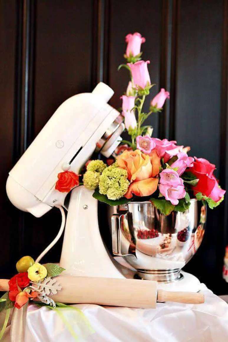 6. Ideia de decoração de chá de cozinha com batedeira como suporte para arranjo de flores – Foto: Yasmina