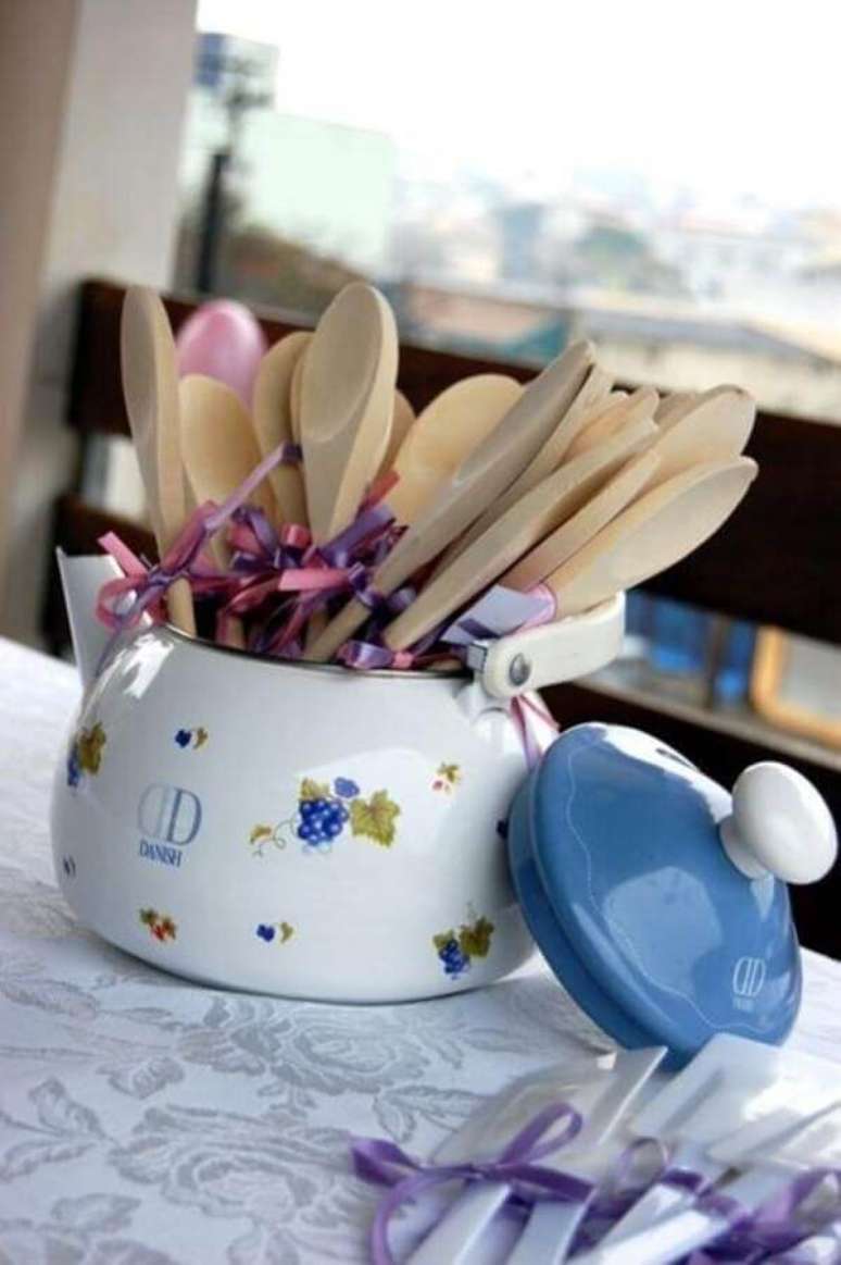 38. Colheres de pau decoradas com fitas de cetim são perfeitas para lembrancinhas de chá de cozinha – Foto: FirePont