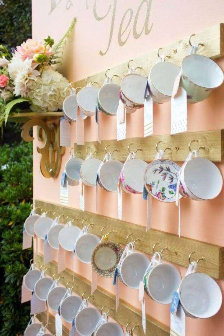 45. Que tal fazer uma parede decorada com xícaras delicadas no seu chá de panela? – Foto: Sofie’s Events