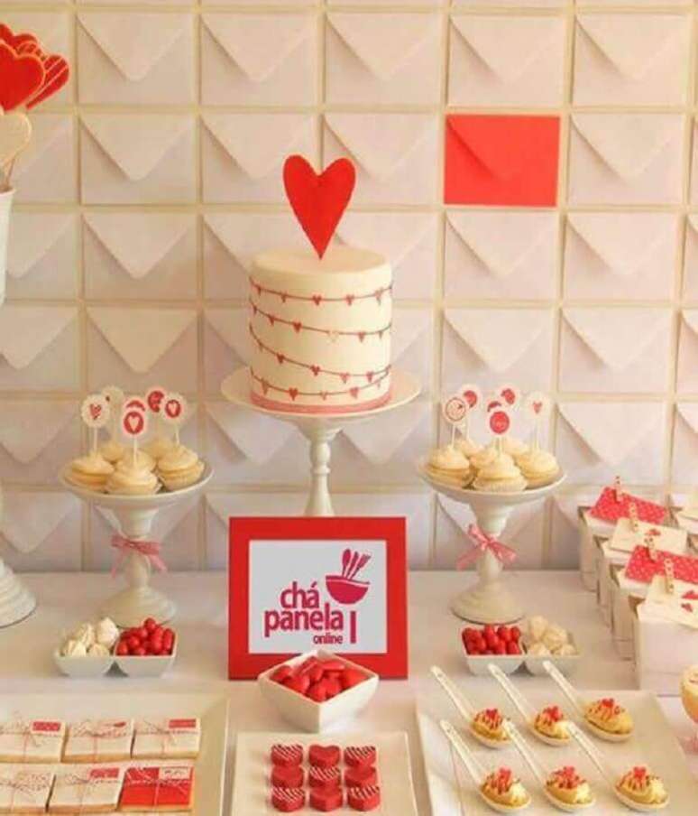 48. Mesa de chá de panela decorada vermelha e branca com bolo simples – Foto: Luni Comemorações