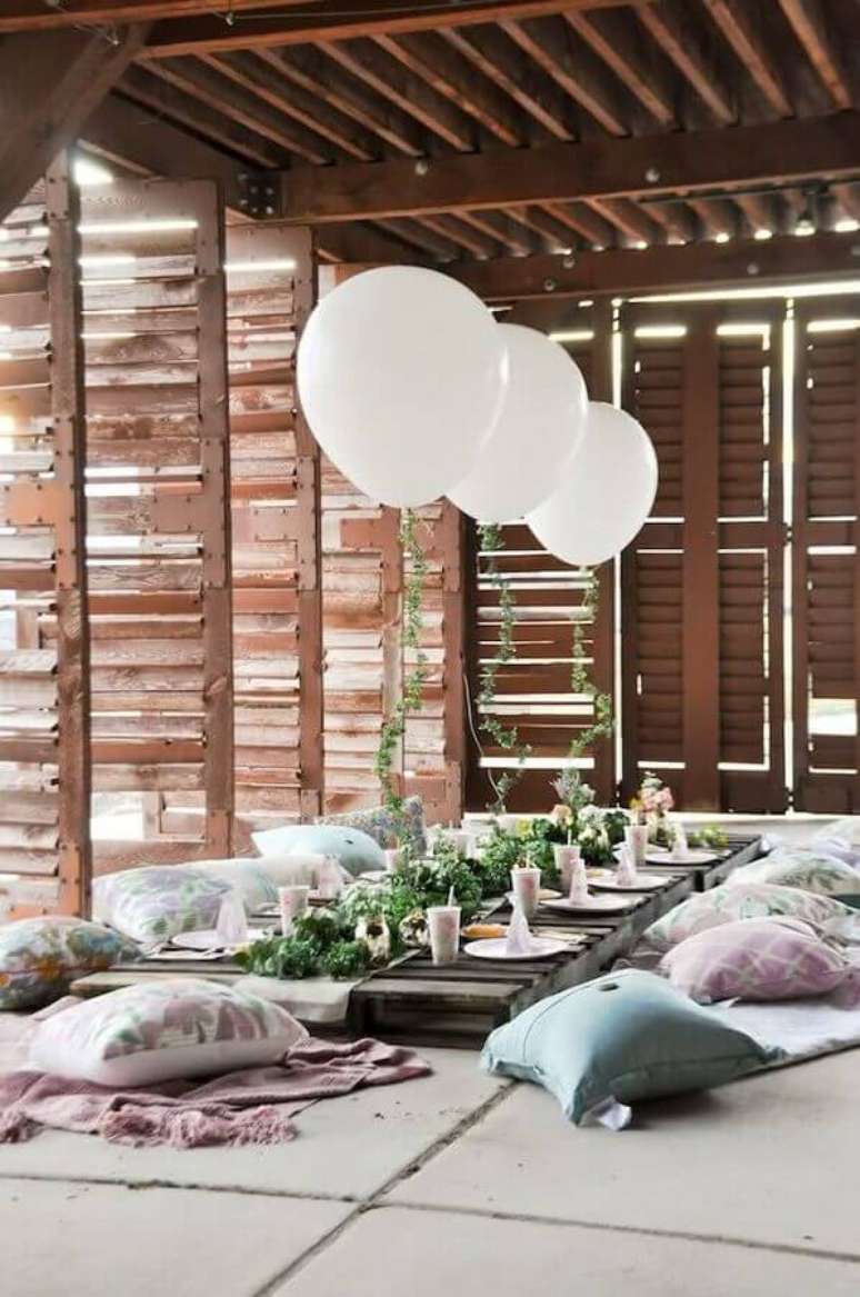 4. Chá de cozinha simples decorado com folhagens, pallets e balões brancos – Foto: Bridalore