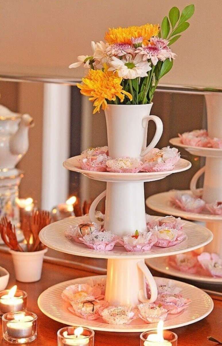 56. Flores precisam fazer parte da decoração de chá de cozinha – Foto: Beyato