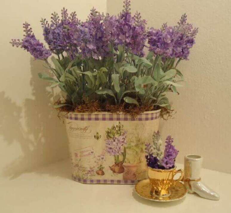 38- A lavanda é uma das plantas para dentro de casa que exala um perfume muito agradável. Fonte: Flores.Culturamix