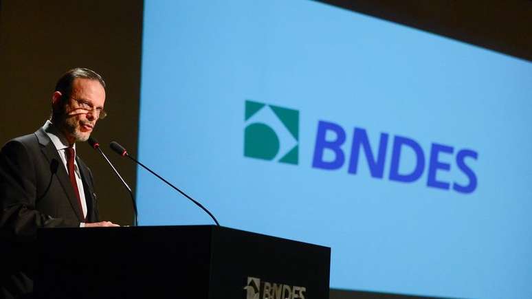 O ex-presidente do BNDES, Luciano Coutinho, discursa durante posse de Maria Silvia Bastos Marques, que dirigiu o banco de junho de 2016 a maio de 2017