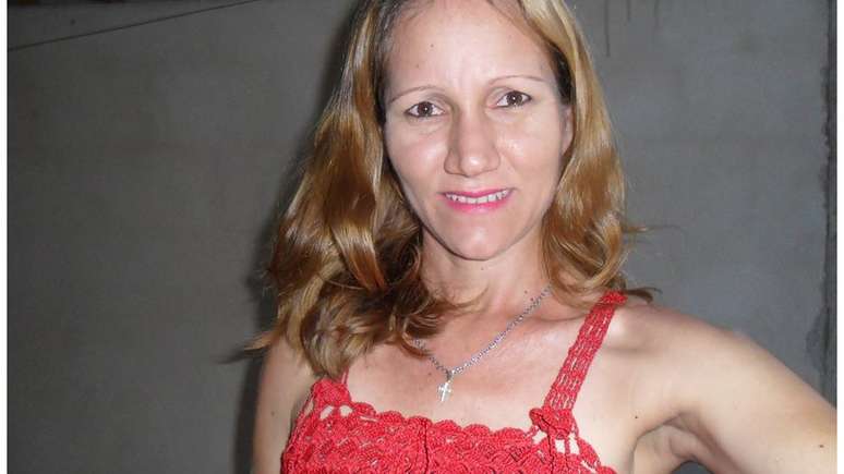 Sandra parecia 'alegre' aos olhos da rua, mas relatos de um parente dizem que h&aacute; anos era agredida dentro de casa pelo marido, Augusto