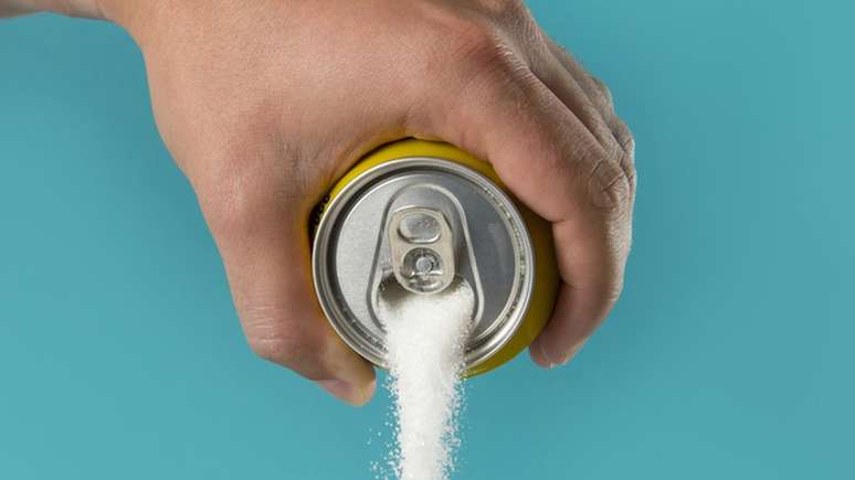 Um estudo encontrou uma ligação entre o consumo de bebidas açucaradas, como refrigerantes, e o peso corporal