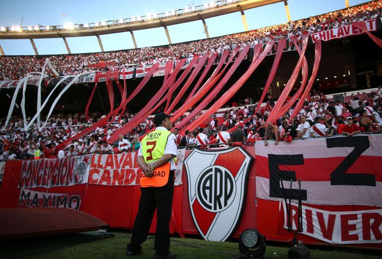 Estádio Monumental de Núñez no dia em que seria realizada a partida de volta da final da Libertadores, adiada após o ataque ao ônibus do Boca Juniors