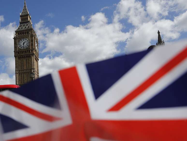 Bandeira britânica em frente ao prédio do Parlamento 18/04/2017 REUTERS/Stefan Wermuth