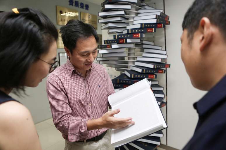 Cientista He Jiankui mostra livro sobre genoma humano em Shenzhen, na China 04/08/2016  REUTERS/Stringer