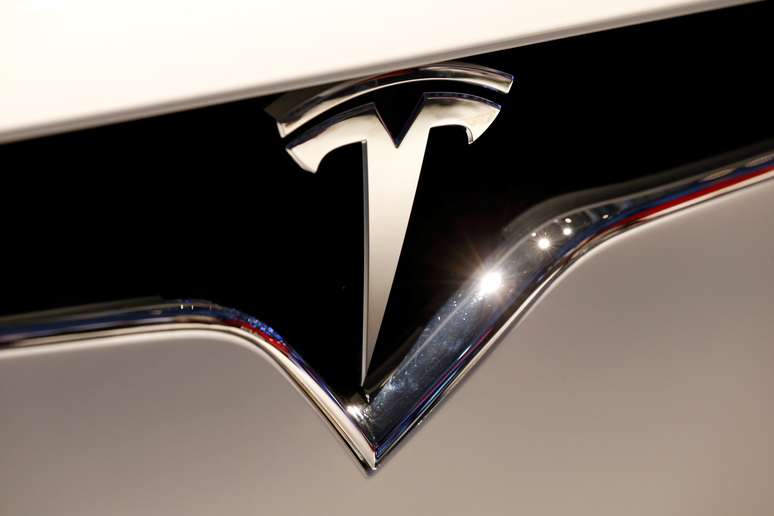 Logo da Tesla é visto em Paris 3/10/2018 REUTERS/Regis Duvignau 