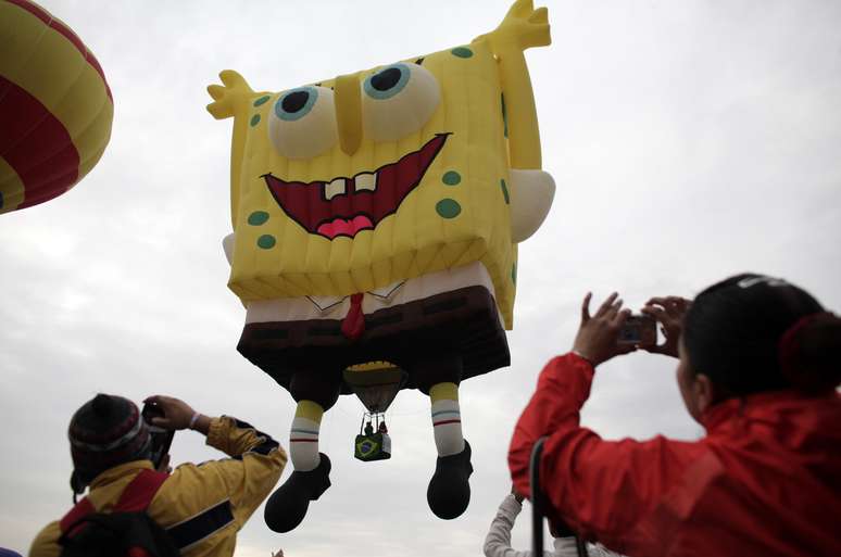 Bal&atilde;o do personagem Bob Esponja em festival de Le&oacute;n, no M&eacute;xico
 16/11/2013     REUTERS/Daniel Becerril
